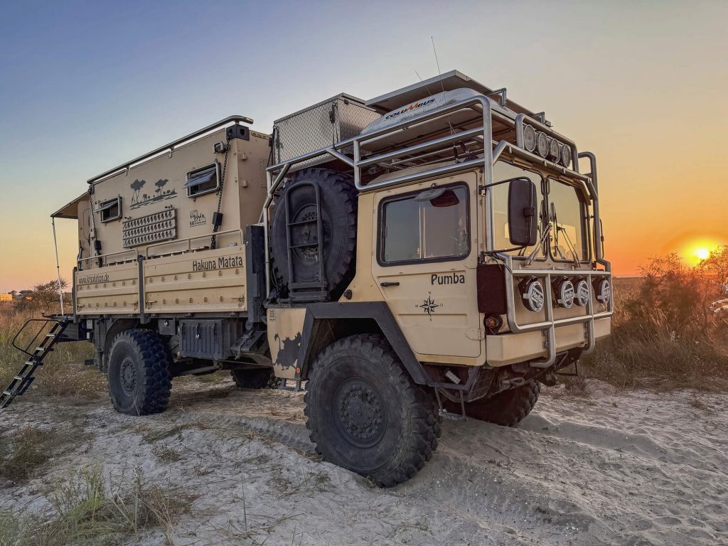 Robustes Expeditionsfahrzeug für Outdooreinsätze und Fernreisen.