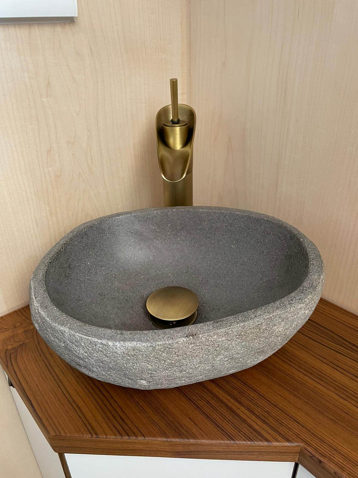 Hochwertiges Innenausbau-Element: Stone Washbasin mit antik-brass Armatur.